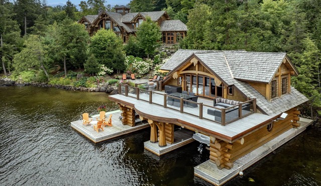 Stunning 8 bed 8 bath cottage on Lake Rosseau with boathouse! in Rosseau
