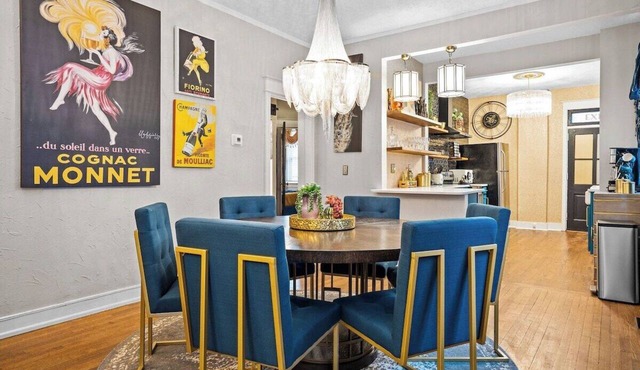 Stunning midtown remodel with 4 kings beds + Parking! in Kansas City