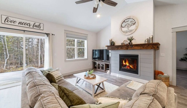 Stunning New Build: Sleeps 10! in Hermantown