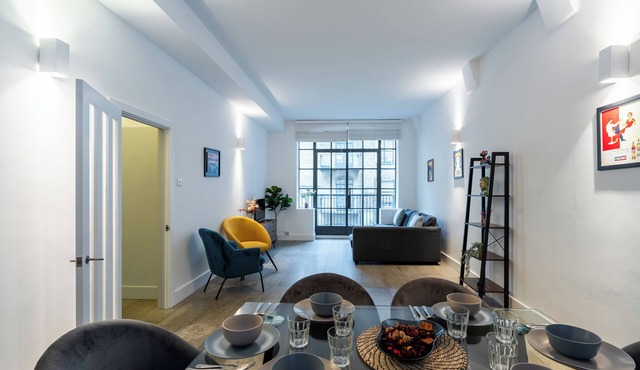 Stylish 2-Bedroom Apartment with Balcony in Clerkenwell in LONDON