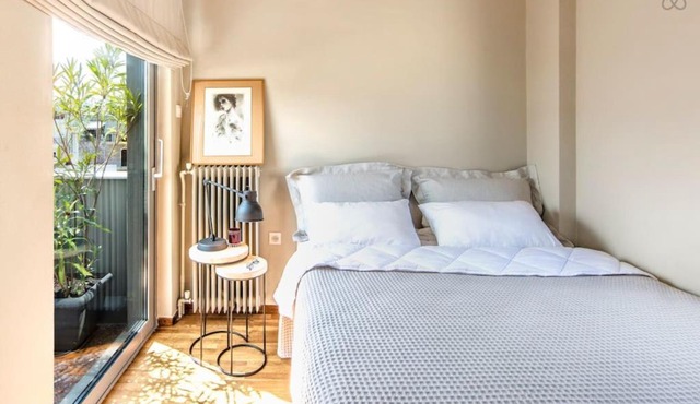 Stylish sunny apt 1 stop from city center in Athens