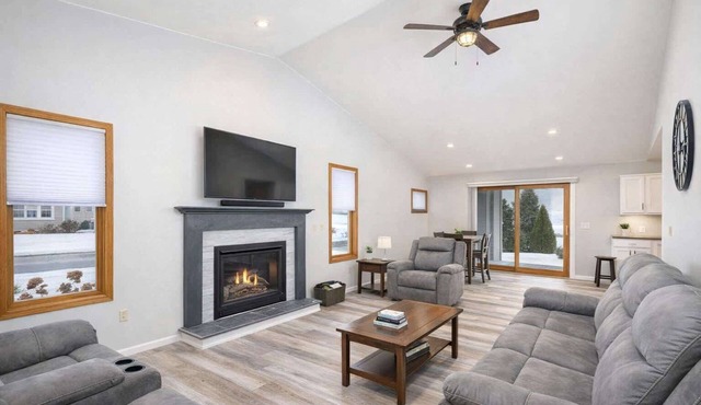 Stylish Townhouse w/Patio & Free Parking in Appleton