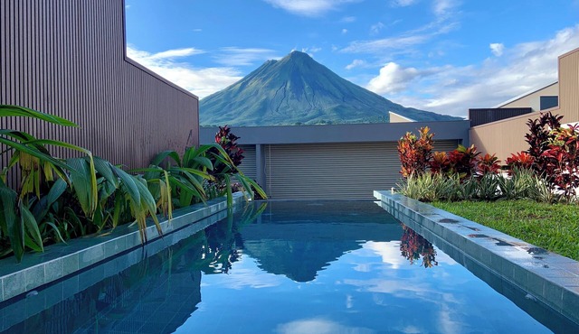 Stylish Volcano Villa w/Jacuzzi & Private Pool, volcano views, sun deck, WiFi in La Fortuna