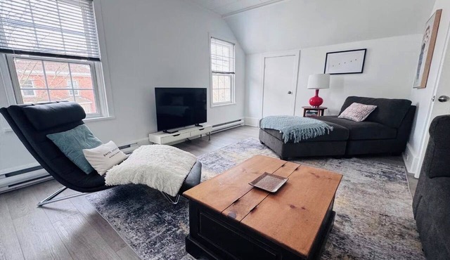 The Den on Drummond - centrally located, quaint & quiet 2nd story. Pet friendly. in Perth