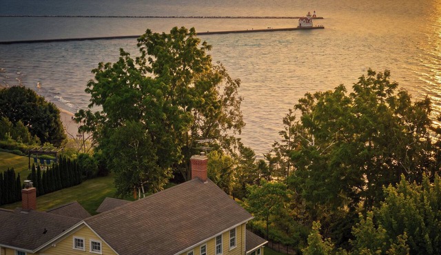 The Harbortown Grand - Packers, Fishing & Fall Color Headquarters! in Kewaunee