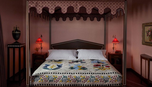 The King at Ulysses Hotel: Canopy Beds & Vintage Finds in Mount Vernon in Baltimore