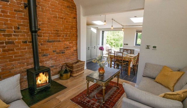 THE MISSION ROOM, family friendly, with open fire in Malpas in Malpas