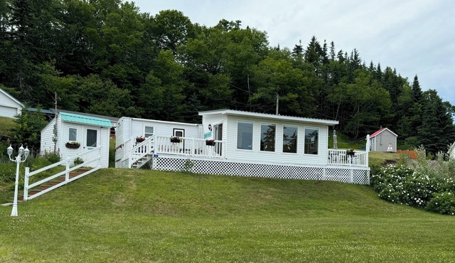 Tide’s Edge Escape: Cozy 2-Bed Cottage/Camper with Sea Views in Orange Hill