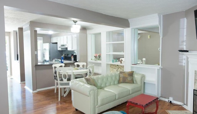 Trilevel, King beds, Great Location!! in Indianapolis