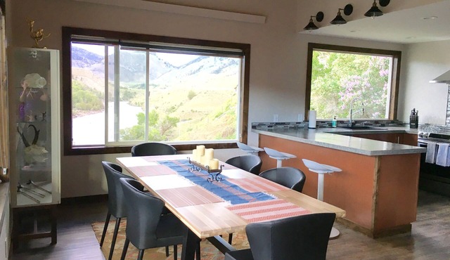 Two minutes from Yellowstone Park Gate. 30ft. deck w/BBQ overlooking the river. in Gardiner