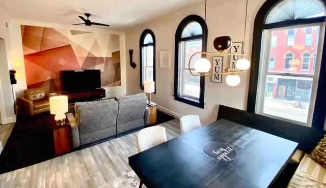 Urban Chic Loft, King Bed MITHNO57-5 in Three Rivers