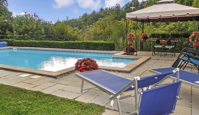 Very private detached cottage with private solar-heated pool in Corfino