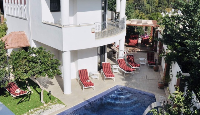 Villa Kirmizi Lale, Private Pool, Gardens, Very Close to Town - No Need for Taxi in Kalkan