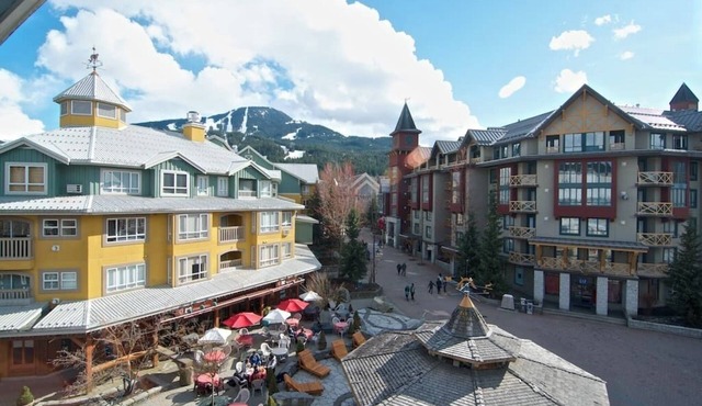 Village Location -Penthouse floor - View - Hot tub - newly renovated - Eagle Lodge in Whistler