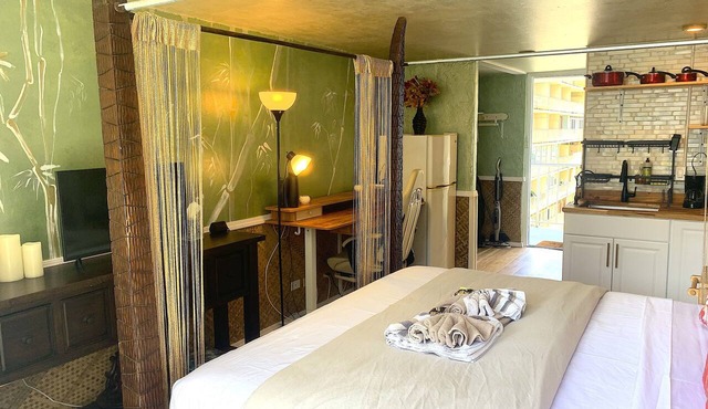 Waikiki Living, 4 blocks from surf, mountain views, king size bed and office! in Honolulu