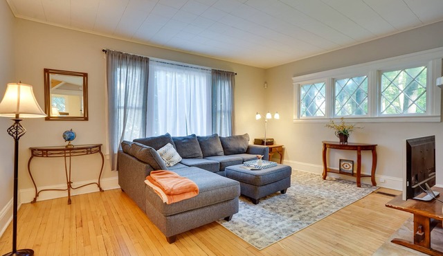 Walk to Syracuse Campus: Family-Friendly Home! in Syracuse