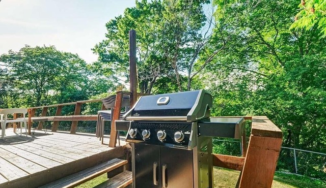 Warbler’s Nest - Water views, fireplace & hot tub in Prince Edward