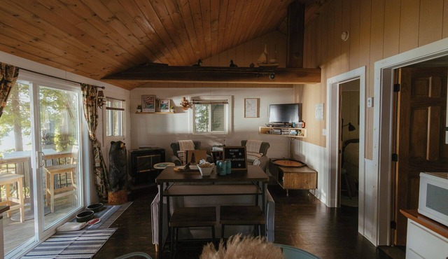 Waterfront Cabin on Boat Lake! 2bed, 1bath, Pet Friendly. A serene getaway! in Wiarton