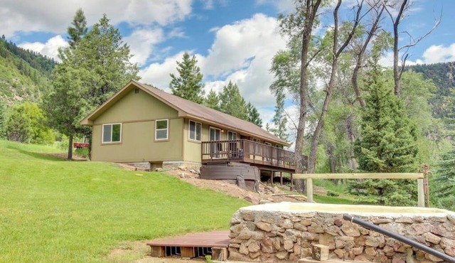 Waterfront cabins next to nature preserve - private hot tub & river views in Redstone