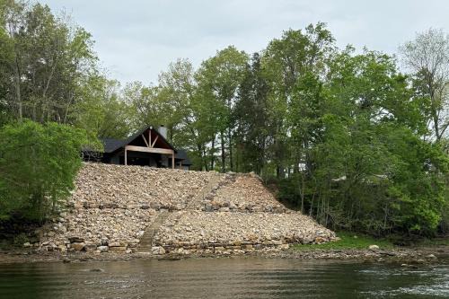 Waterfront Flippin Retreat w/White River Access! in Flippin