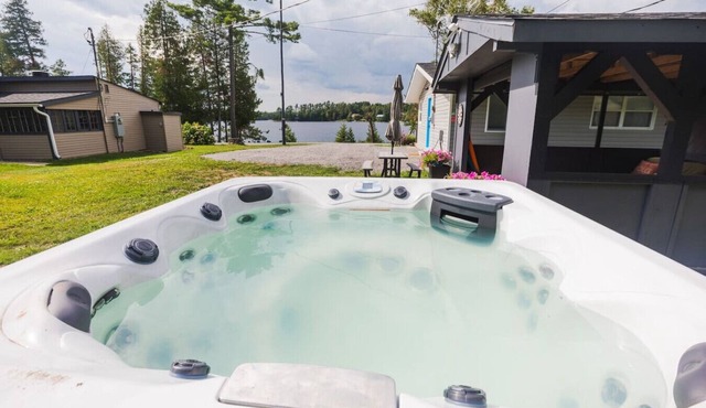 Waterfront-Pet Friendly-HotTub-Firepit-BBQ in Gilmour