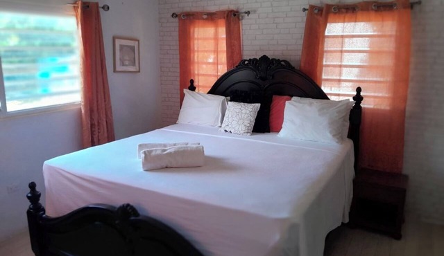 Your Dream Home Awaits: 3-Bedroom Retreat, Close to Everything in Cauls Bottom