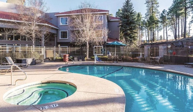Your Home Away From Home! 3 Convenient Units, Free Parking, Free Breakfast in Flagstaff