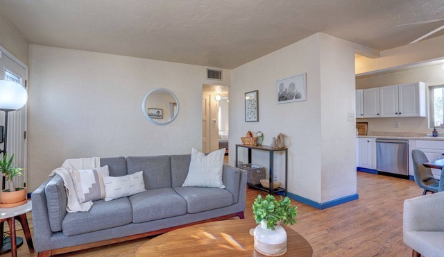 Zenika Bungalow⁜King ⁜Backyard⁜ FirePit⁜ Dog Friendly⁜ Near UofA & Downtown in Tucson