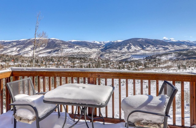 Lovely Condo with Commanding Mountain Views, Fireplaces, and WiFi in Silverthorne