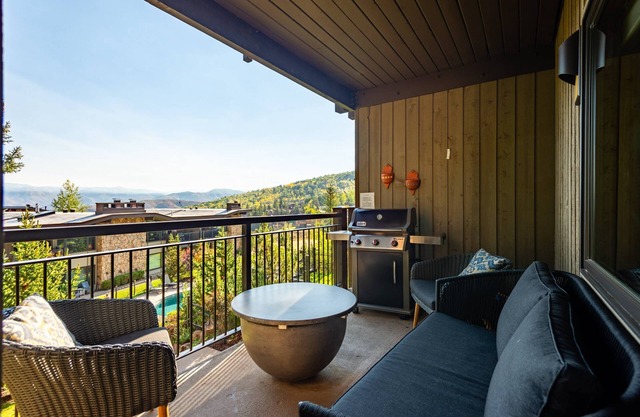 Snowmass Mountainside Condo. Pool/Hot Tub, Bonus Sleeping Den, FP, Balcony with Views in Snowmass Village