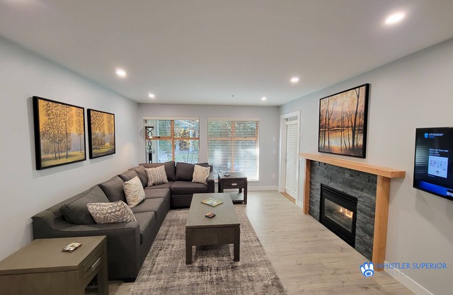 Updated Stoney Creek Condo in Whistler Village. Great Pool & Hot Tub Area. in Whistler