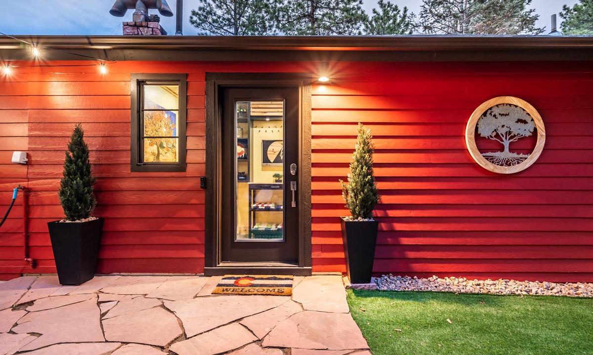 Cascade-Chipita Park Cabin | Hot Tub, 2 King Bedrooms TV in every bedroom, Amazing views.