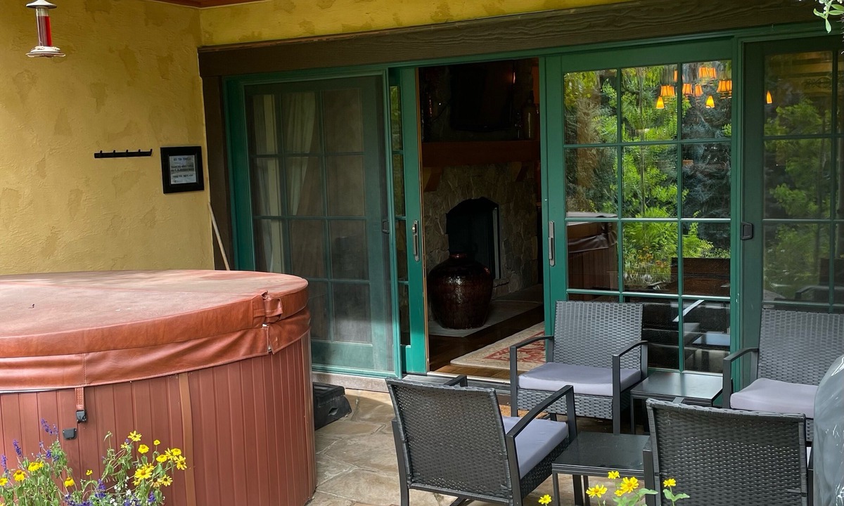Vail Condo | Vail Village Luxury Condo-Private Hot Tub, Mountain Views and Walk to Lifts!
