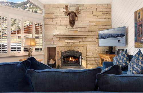 Vail Villa | East Vail Townhome - Hot Tub & Close to Bus Stop