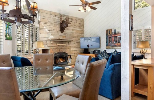 Vail Villa | East Vail Townhome - Hot Tub & Close to Bus Stop