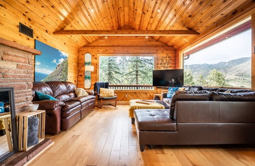 Cascade-Chipita Park Cabin | Hot Tub, 2 King Bedrooms TV in every bedroom, Amazing views.