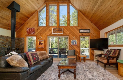 Granby Cabin | Wraparound Porch, 3-Bed + Loft & Pet Friendly! Close to Lake Granby and Highland Marina