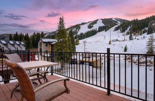 Old Town House | Slopeside Villa 126 I Ski Views I Private Hot Tub I Bunks I Steam Shower I Discounted Attractions