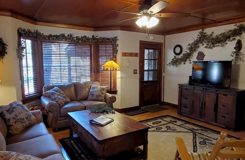 Green Mountain Falls House | 2BR 1.5bath sleep 6 Hottub and WIFI, Dogs considered, non-smoking, Winter Mo dis