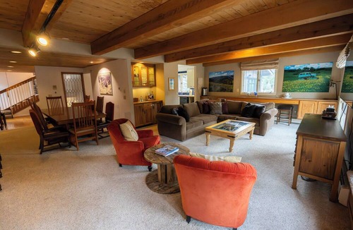 Vail Ski Chalet | Entire 7BR House on Gore Creek · Walk to Both Villages · Hot Tub · Sleeps 16