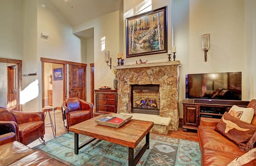 Breckenridge House | LUXURIOUS 1,400 SQFT TOWN HOME, SKI-IN, WALK TO GONDOLA AND MAIN ST BRECKENRIDGE