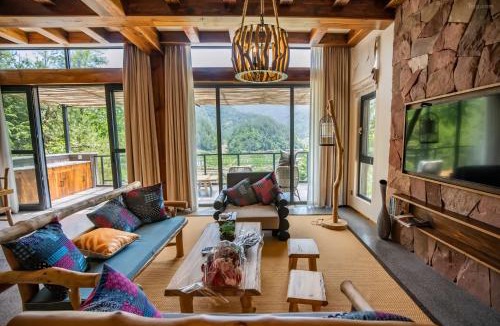 Wulingyuan Hotel | Zhangjiajie National Forest Park Villas hotel-Free pick-up-The only luxury forest villa in Zhangjiajie-Close to Forest Park-Free shuttle service to Forest Park-Personal butler service-Free breakfast & coffee-Free Aerial Shots