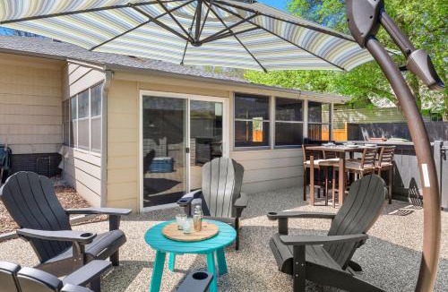 Old Town West House | Historic Mountain Ave Bungalow - Walk Everywhere!
