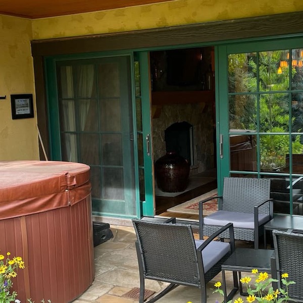 Vail Village Luxury Condo-Private Hot Tub, Mountain Views and Walk to Lifts! in Vail