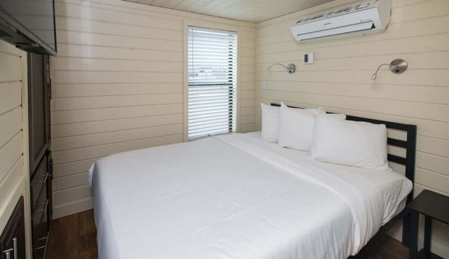2 Convenient Units! FREE Parking, Outdoor Pool, Pets Allowed, Near Busch Gardens in Camp Verde