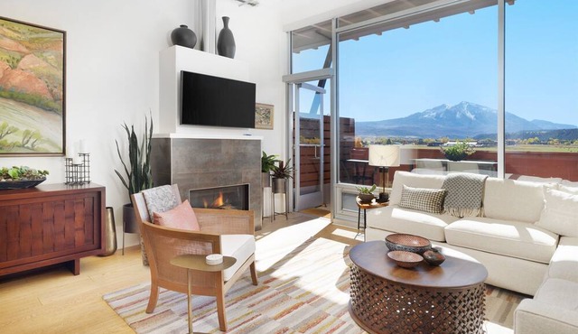 The Haven | Stunning Views, Fireplace, A/C in Carbondale