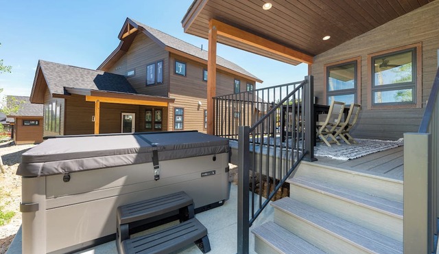 Brand New Lux Ski in/out Granby, Hot Tub, A/C! in Granby
