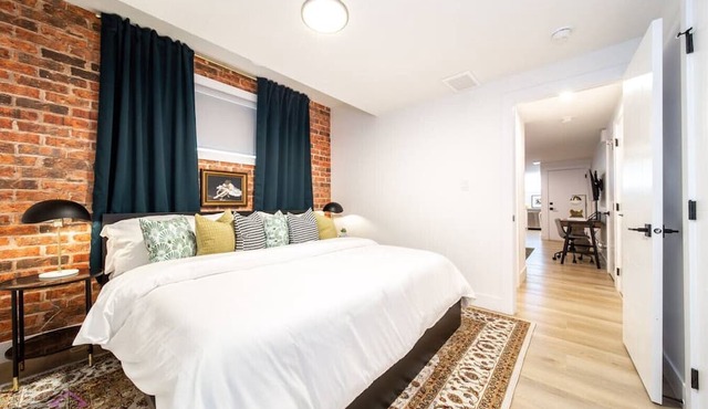 Luxe NY Style Suite Near DT and WEM King Bed in Edmonton