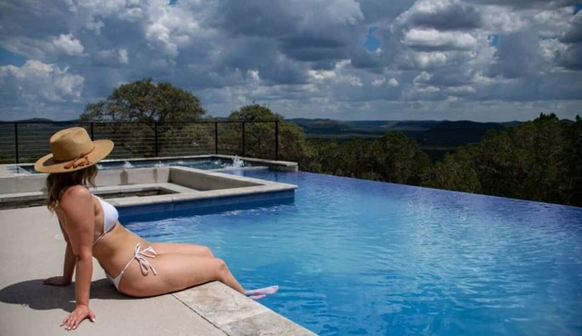 Glam Heated Infinity Pool Huge Hot Tub Near Frio River Incredible Views Firepit in Concan