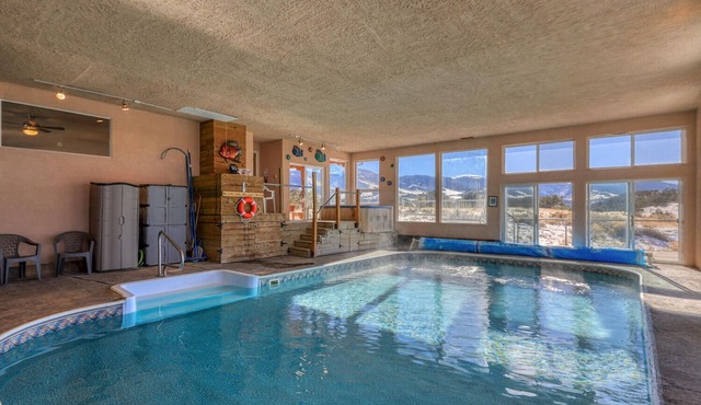 Indoor heated pool, hot tub, sauna with mountain views, wildlife and solitude. in Del Norte